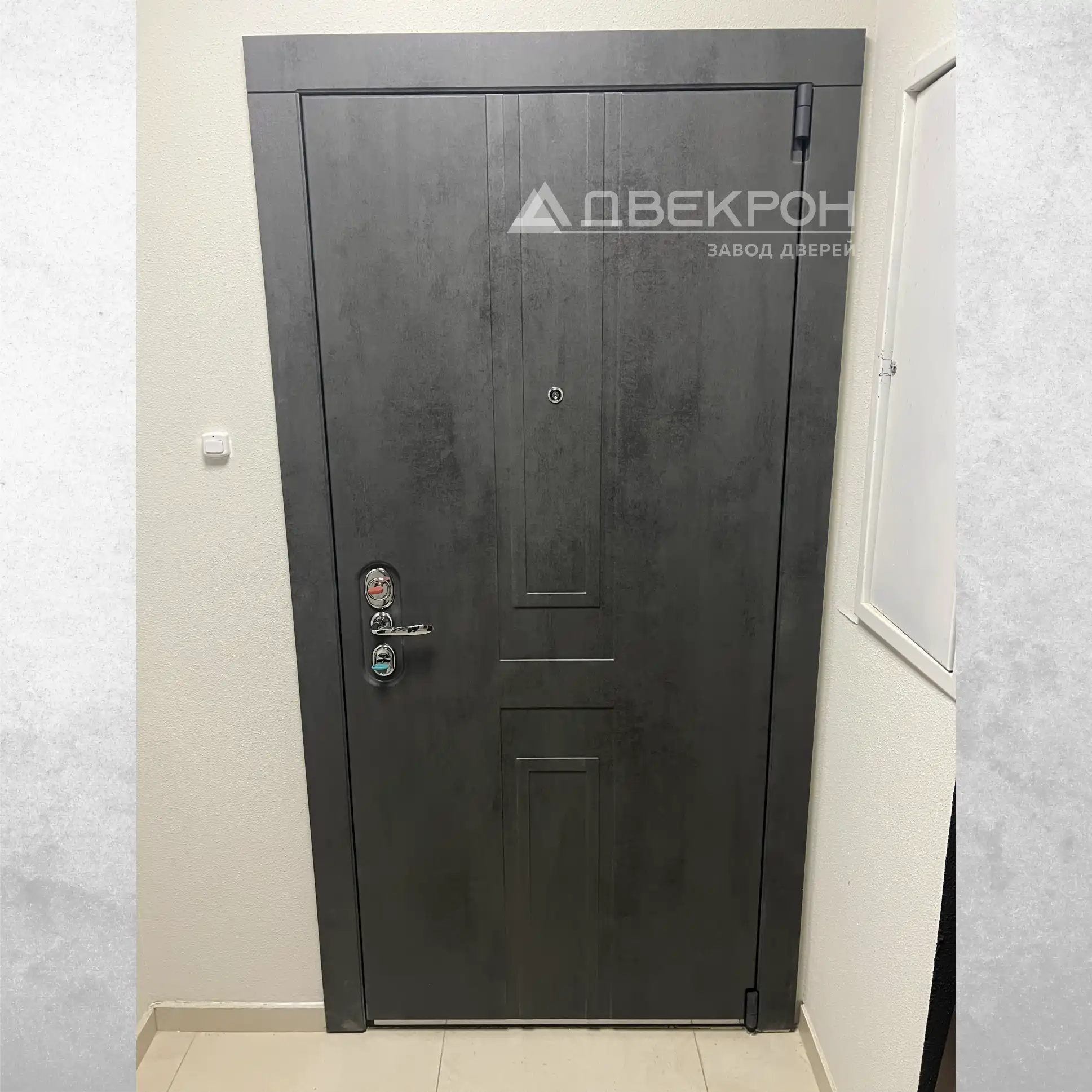 Входная дверь Двекрон Тор 970х2070 левая Кварц Черный / Софт Белоснежный (ПС 10Г - Черный Молдинг) с итальянскими замками и шуморазрывом — изображение 3