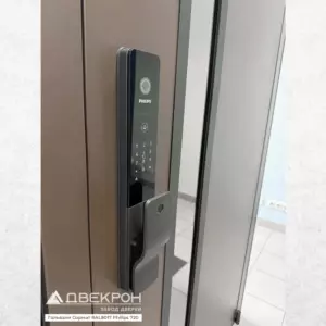 vhodnaya-dver-dvekron-galvani-sormat-ehlektro-philips-ddl720-mvp-so-steklopaketom-ral-8017-3